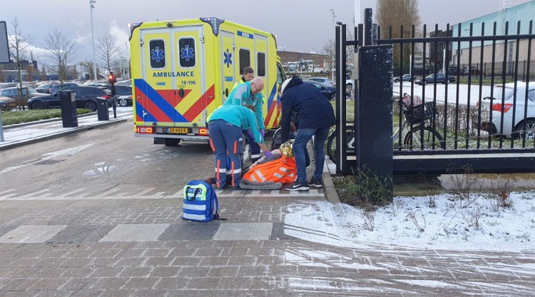 Fietster hard onderuit op Ketelweg door gladheid