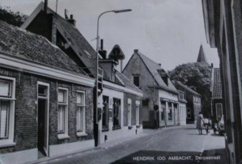 Album afbeelding 2: Dorpsstraat, kijkend richting de Dorpskerk.