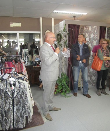 Kringloopwinkel ‘Nieuwe Hoop’ in H-I-Ambacht geopend door burgemeester Heijkoop