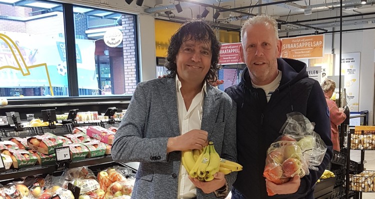 Gezond fruit eten bij de Ambachtse voetbalwedstrijden