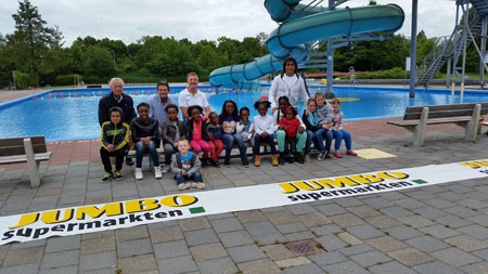 Gratis zwemabonnementen voor kinderen van de voedselbank
