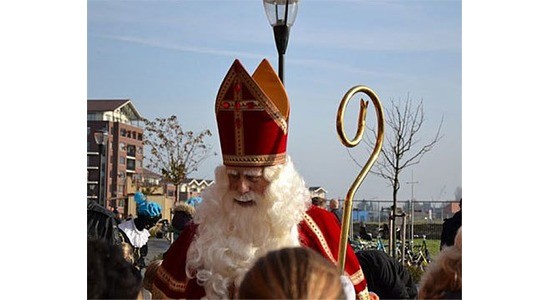 Sint en zijn zwarte Pieten komen zaterdag aan