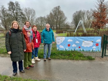 Album afbeelding 1: Op de foto: gedeputeerde Anne Koning samen met Annemarie Lammers, sr beleidsadviseur gezonde leefomgeving en betrokken wijkbewoners van 't Staartje.