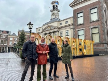 Album afbeelding 2: Op de foto van links naar rechts: Jan Booij, clustermanager Ruimtelijk Beheer, gedeputeerde Anne Koning, Rick Naaktgeboren, programmamanager Levendige Binnenstad en Edith Andriesse, provincia