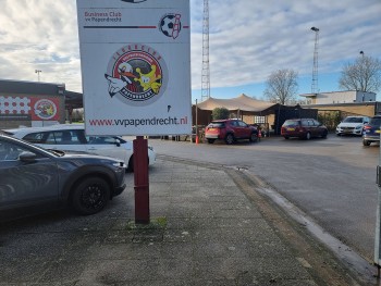 Album afbeelding 5: Geparkeerde auto's op het terrein van VV Papendrecht
