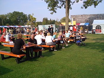 Album afbeelding 4: Achterin gezellige zitbanken en stands.