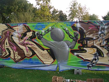 Album afbeelding 5: Een graffitimuur met het thema "Break Free".