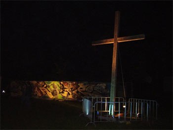 Album afbeelding 7: Het kruis werd verlicht door wisselende kleurstralen. (foto: Jan-Willem Schneider)