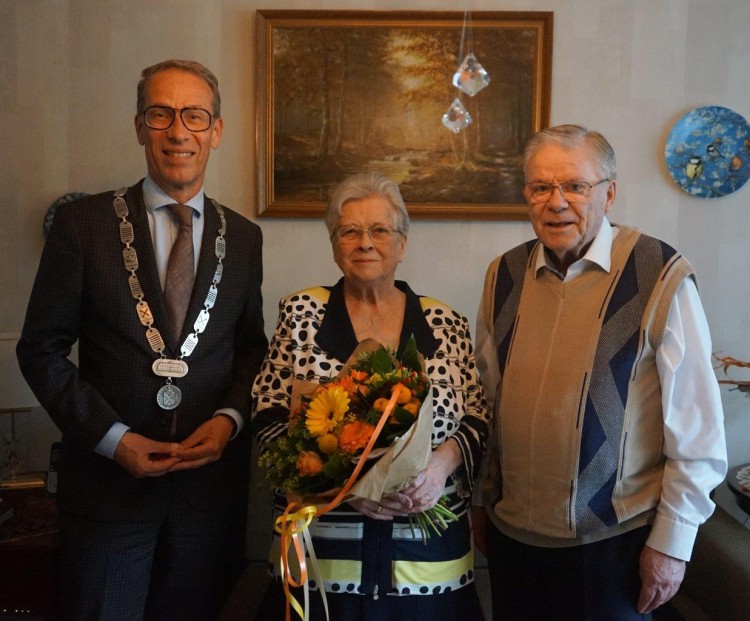 Burgemeester Jan de Vries feliciteert echtpaar van der Aa hartelijk met hun diamanten huwelijk