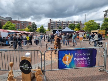 Album afbeelding 3: Houtzaagkunstenaar aan het werk