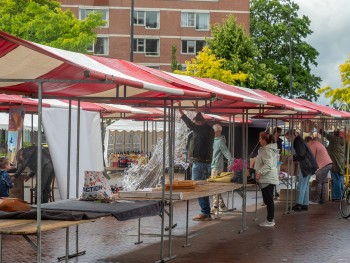 Album afbeelding 1: Tijdens het opbouwen nog veel regen (foto: Evert Koning)