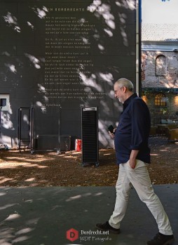 Album afbeelding 29: Schrijver Ronald Giphart voor het gedicht van Dordtenaar Jan Eikelboom