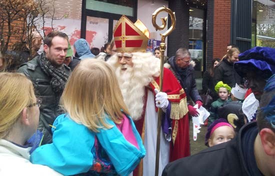 Sinterklaas verwent Ambachtse kinderen