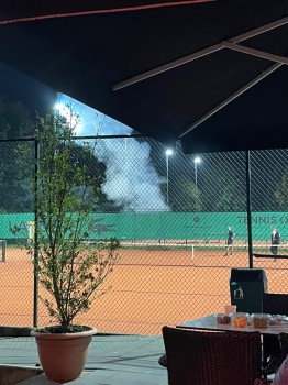 Album afbeelding 1: Vuurwer(bom) op tennisveld Baxpark