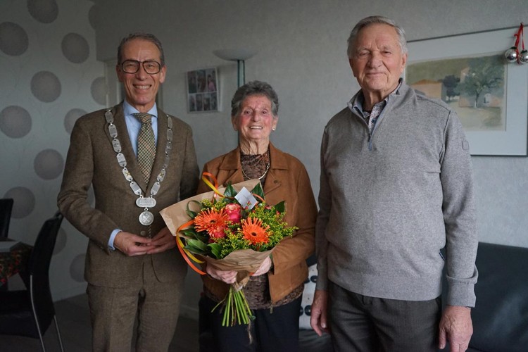 Bezoek burgemeester de Vries aan 65-jarig bruidspaar Visscher-von Hout