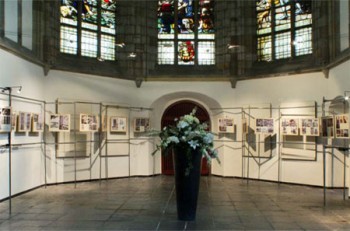 Nieuwe electrische lichtkronen in Grote Kerk was 100 jaar geleden groot nieuws