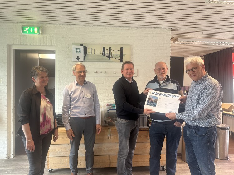 Repair Café Papendrecht ontvangt cheque van Rabobank
