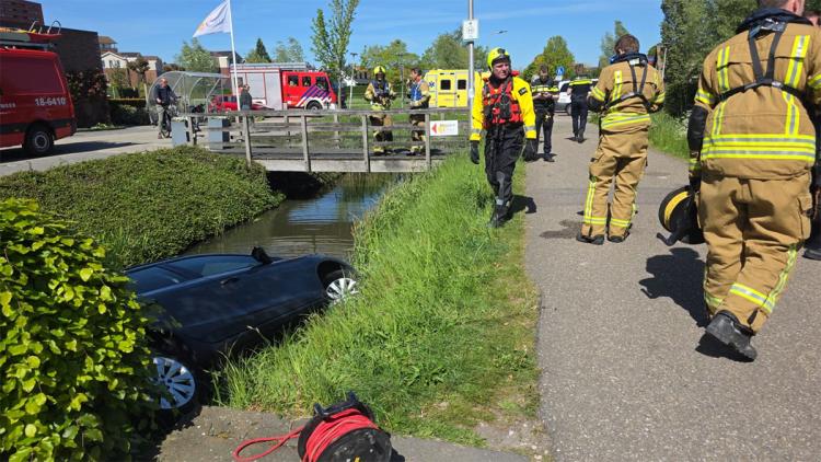 Auto te water aan de Vrouwgelenweg