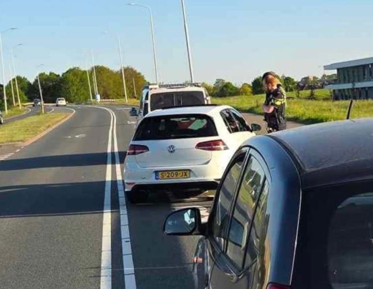 Getuigen gezocht na aanrijding op Burgemeester Keijzerweg