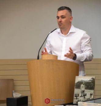 Album afbeelding 1: Nick van Uden bij presentatie eerste boek
