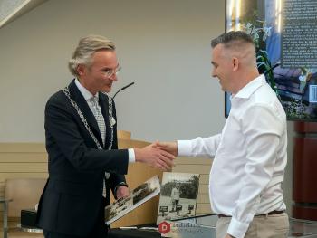 Album afbeelding 3: Burgemeester Nanning Mol neemt eerste exemplaar in ontvangst van eerste boek