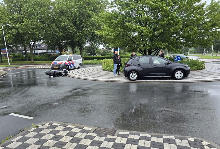 Aanrijding tussen auto en scooter op rotonde Kennedylaan/Willem Dreeslaan