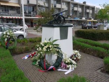 Album afbeelding 5: Oorlogsmonument nabij Damplein met kanon gericht op Moerdijkbrug . Plein Dubbeldamse hart. Symbool eigen oorlogs historie mei 1940