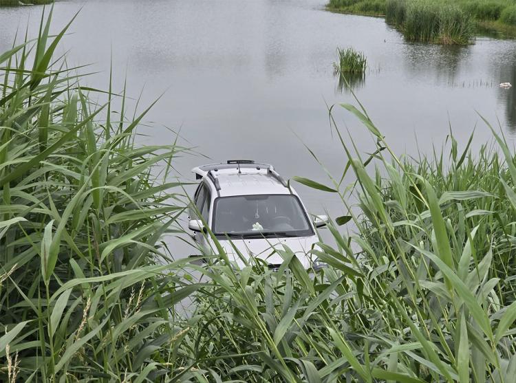Auto rolt te water aan het Noord en Nieuwlandpad