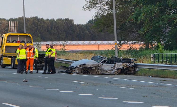 Porsche zwaar beschadigd na harde crash op A16 bij Hendrik-Ido-Ambacht