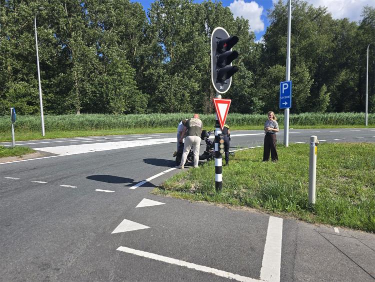 Auto en scooter botsen bij carpoolplaats Parallelweg