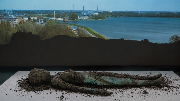 Kunstperformance Polluted Mother: Dordtenaren dragen levensgroot beeld van vervuilde aarde in stilte terug naar Chemours