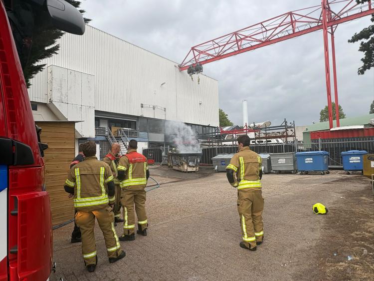 Brand in container achter partycentrum aan de Baanhoekweg snel geblust.