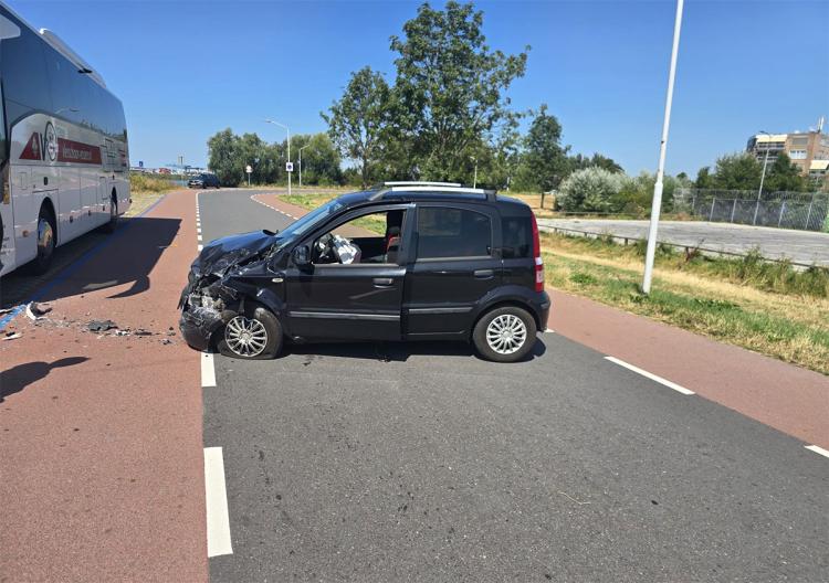 Vlieg in de auto zorgt voor flinke botsing met touringcar