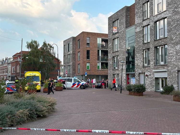 Man overleden na val uit appartement aan Torenstraat