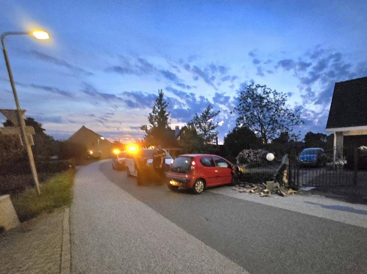 Alblasserdammer aangehouden na botsing tegen hekwerk in Oud Alblas
