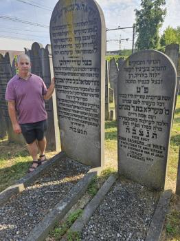 Voor achterkleinzoon Gil is het emotioneel om bij graven overgrootouders Dasberg te staan