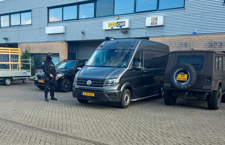 Zwaarbewapende politie houdt bedrijfspand scherp in de gaten