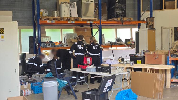 Zwaarbewapende agenten bij pand na inval in Hoedemakersstraat
