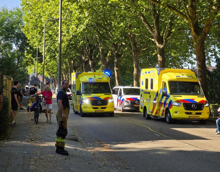 Oudere vrouw te water geraakt langs Gemeenlandskade