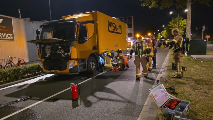 Brandweer controleert vrachtwagen na brandje in dashboard