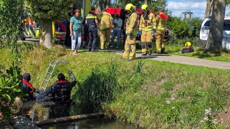 Voorbijganger redt vrouw met elektrische rolstoel uit sloot aan Haaswijkweg