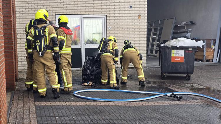 Brandweer rukt uit voor containerbrand aan Kelvinring