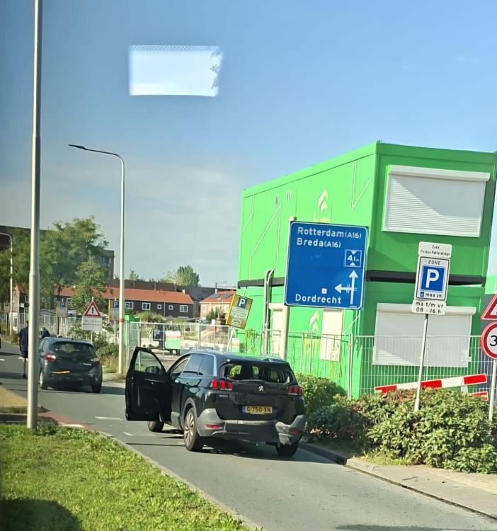 Flinke kop-staartbotsing met drie voertuigen op Koninginneweg