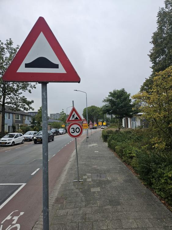 "Elf (verkeers) borden op dertig meter Herschelstraat in Sterrenburg is een record"