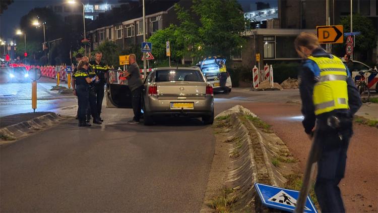 Automobilist onder invloed rijdt twee palen uit de grond aan Surinamestraat