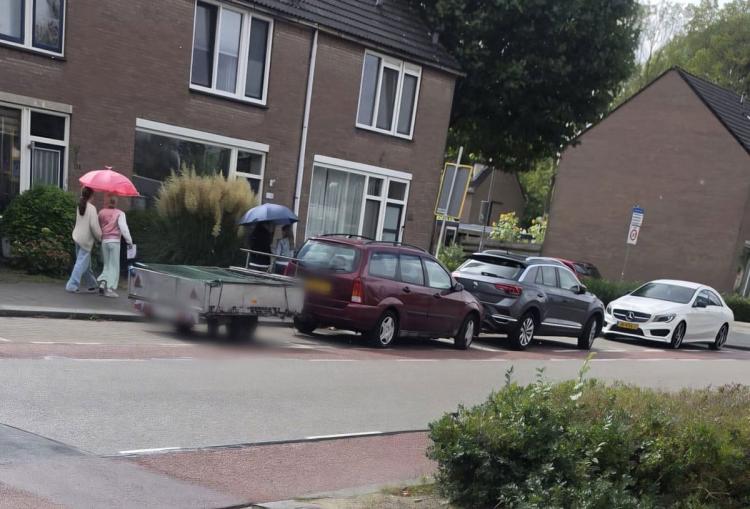 Overlast geparkeerde aanhangers in Nederhoven houdt aan: gemeente bouwt dossier op