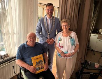 Burgemeester Anink bezocht briljanten bruidspaar Dubbelman-Verhagen