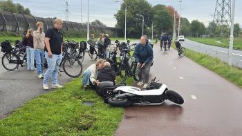 Scooterrijder komt ten val tijdens inhaalmanoeuvre op Oostpad