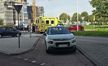 Fietser gewond na aanrijding met auto op rotonde Burgemeester Keijzerweg