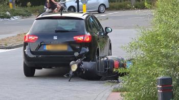 Vrouw op  scooter gewond na aanrijding met auto